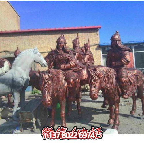 巨型騎士馬銅雕塑，點綴景區廣場