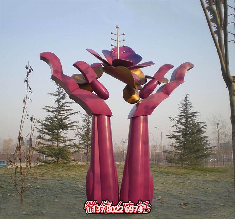 不銹鋼雕塑——用手捧花朵，點綴公園抽象美