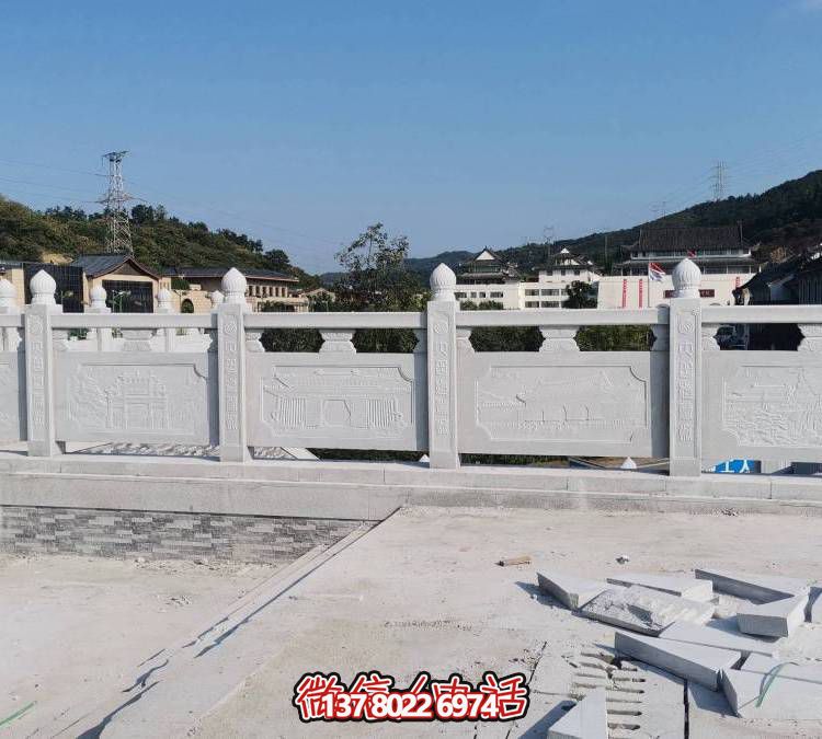 精美大理石雕塑，飾以圍欄的戶外河道裝飾