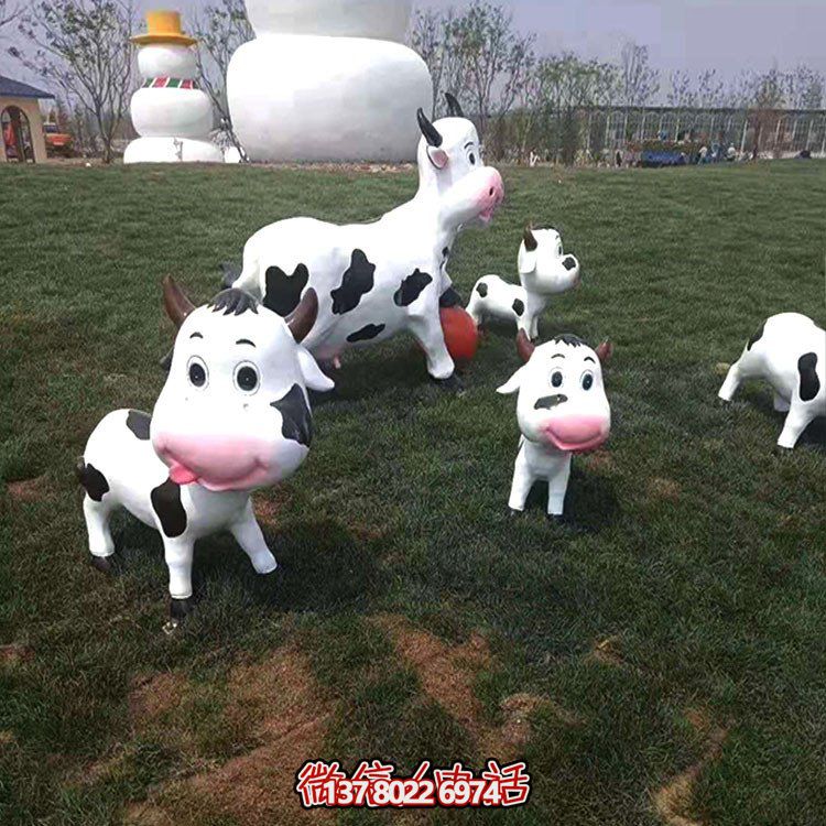 可愛小奶牛玻璃鋼雕塑，為戶外園林景觀增添獨特魅力