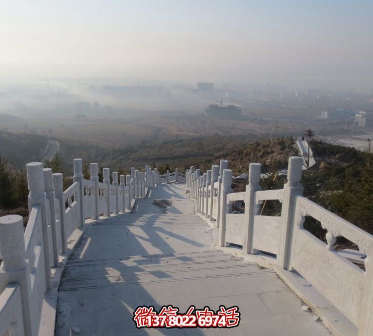 精致石雕護欄，漢白玉青石欄板點綴天然風情