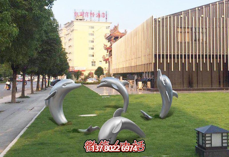 不銹鋼海豚形象雕塑，給草坪增添獨特姿態