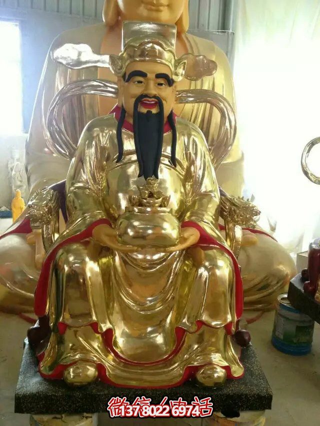 鎏金財(cái)神佛像雕塑，室內(nèi)供奉神像