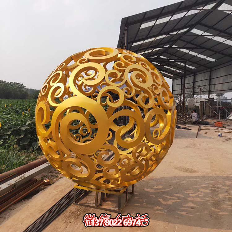 大型不銹鋼鏤空球雕塑，為園林景觀增添靈動之美