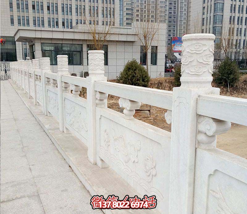 漢白玉鑲嵌欄桿扶手，點綴走廊裝飾，為城市花園添彩