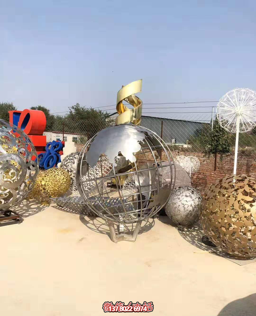 不銹鋼拋光地球儀雕塑，營造公園游樂場氛圍