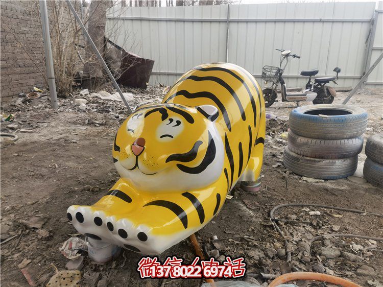 玻璃鋼彩繪抽象老虎雕塑，為幼兒園裝飾而生