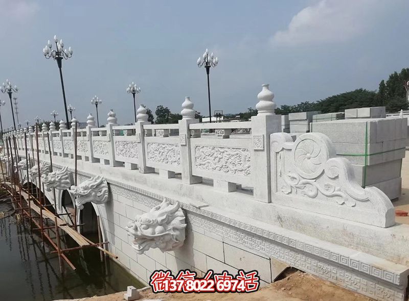 精美漢白玉石拱橋，融龍紋雕刻欄桿