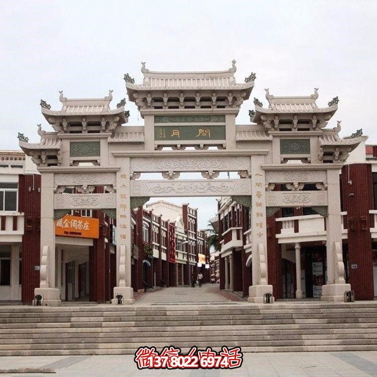 精美中式三門牌坊，裝飾大理街道