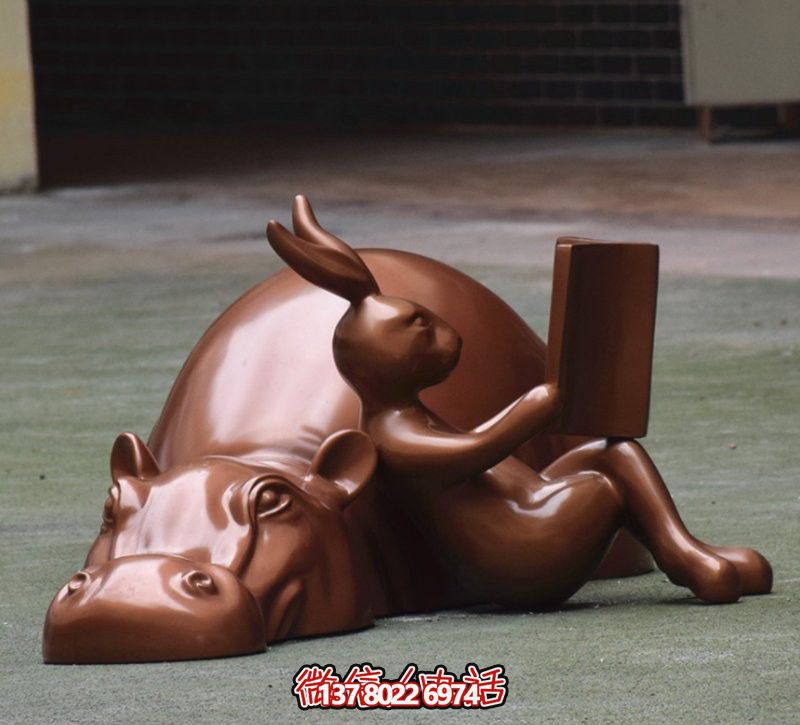 玻璃創(chuàng)意海馬雕塑，擺放于場(chǎng)內(nèi)，點(diǎn)綴你的生活