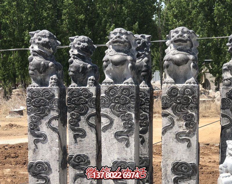 浮雕獅子祥云景區(qū)庭院門(mén)前擺放拴馬柱 浮雕獅子祥云景區(qū)庭院門(mén)前擺放拴馬柱
